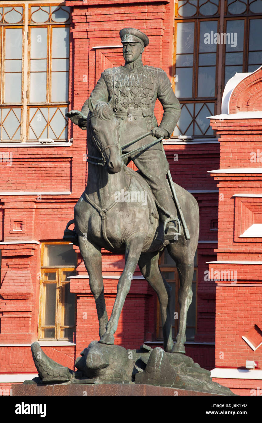 Mosca: il monumento al maresciallo della Unione Sovietica Zhukov, eretto nel 1995 per il cinquantesimo anniversario della vittoria nella grande guerra patriottica Foto Stock