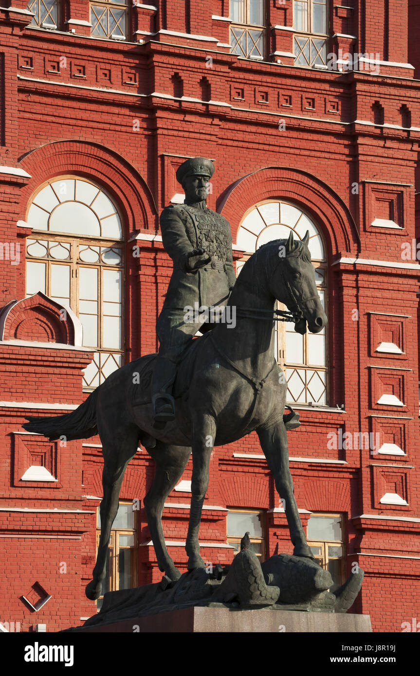 Mosca: il monumento al maresciallo della Unione Sovietica Zhukov, eretto nel 1995 per il cinquantesimo anniversario della vittoria nella grande guerra patriottica Foto Stock