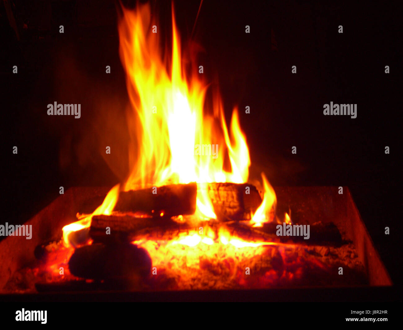 Masterizzazione di log in legno fiamma sul fuoco nel camino Foto Stock