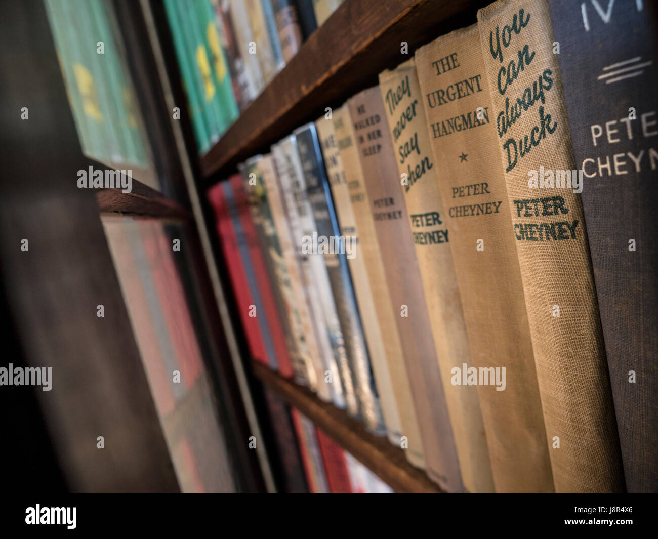 PETER CHEYNEY raccolta completa dei suoi libri in biblioteca home - British Crime scrittore di fiction 1896-1951 Foto Stock