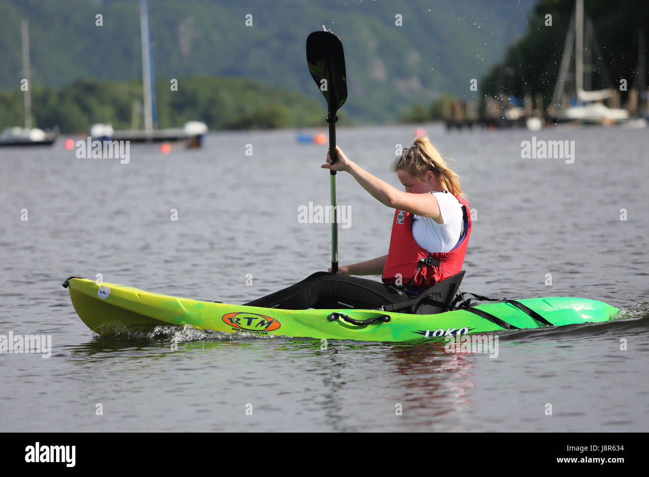 Femmina su sedersi sul kayak Foto Stock