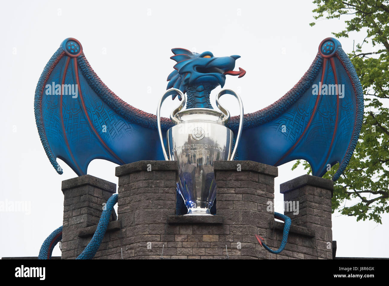 CARDIFF, GALLES - 29 maggio: un grande drago blu con la Champions League Trophy è visto nel Castello di Cardiff in Cardiff City Centre il 29 maggio 2017 in Cardi Foto Stock