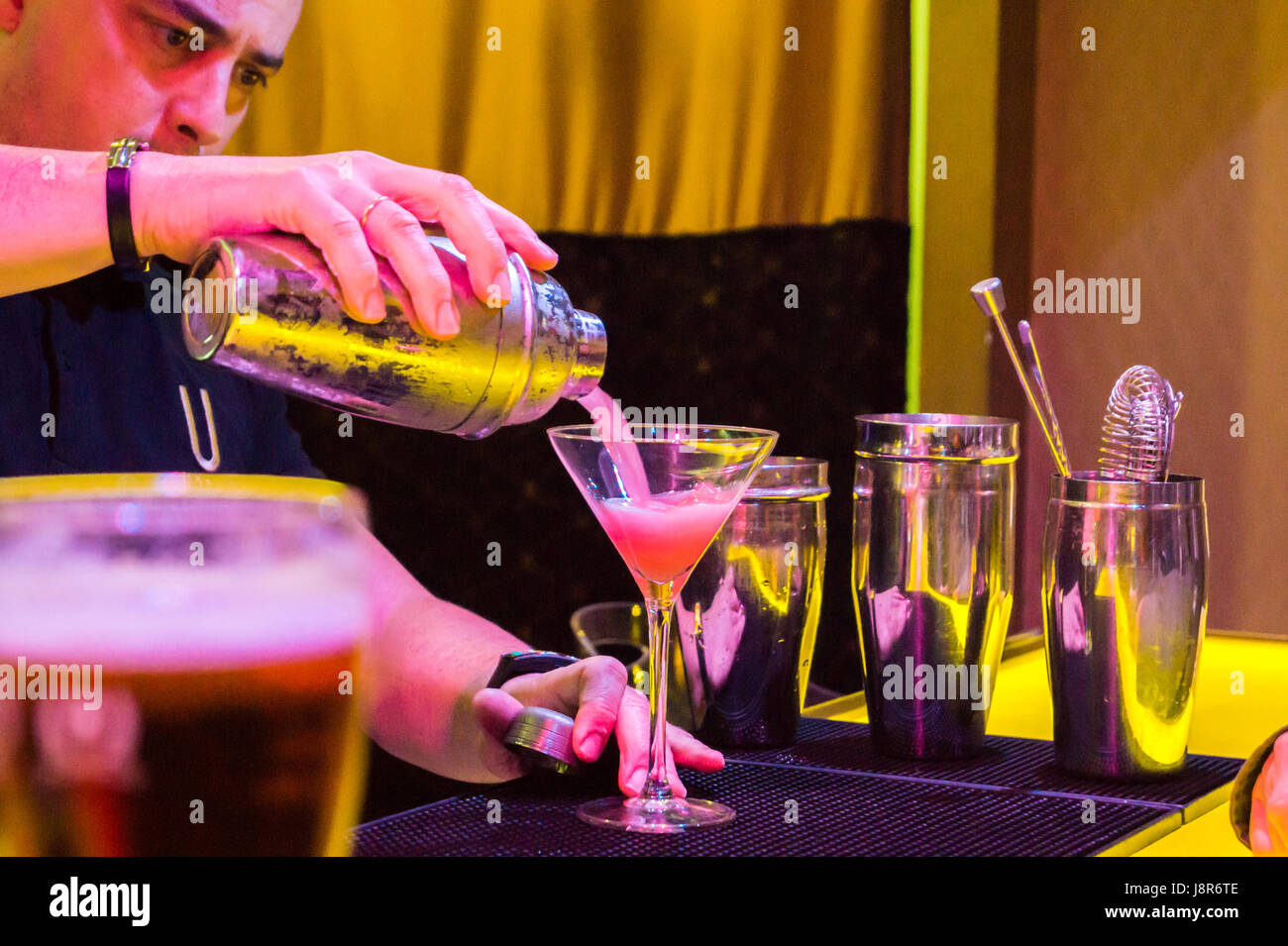 Barman versando un cosmopolita cocktail presso Urban Club Cocktail bar, Oviedo Asturias Spagna Foto Stock