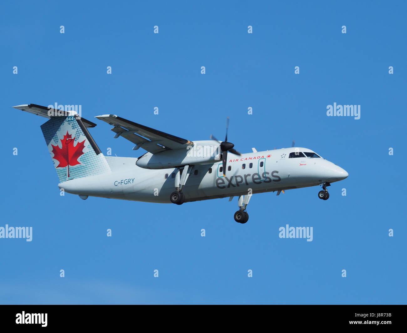 Air Canada Dash-8 avvicinando Pierre Elliott Trudeau International Airport in Montréal, Québec Foto Stock