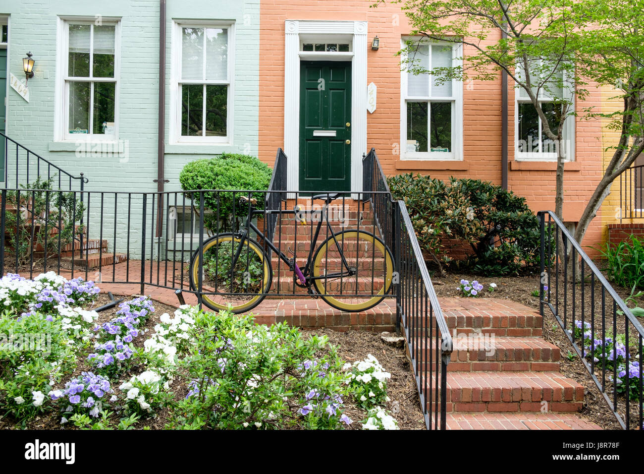 Bicicletta legata a ringhiera di fronte a casa sulla 37th Street NW di Georgetown, Washington DC, Stati Uniti d'America Foto Stock