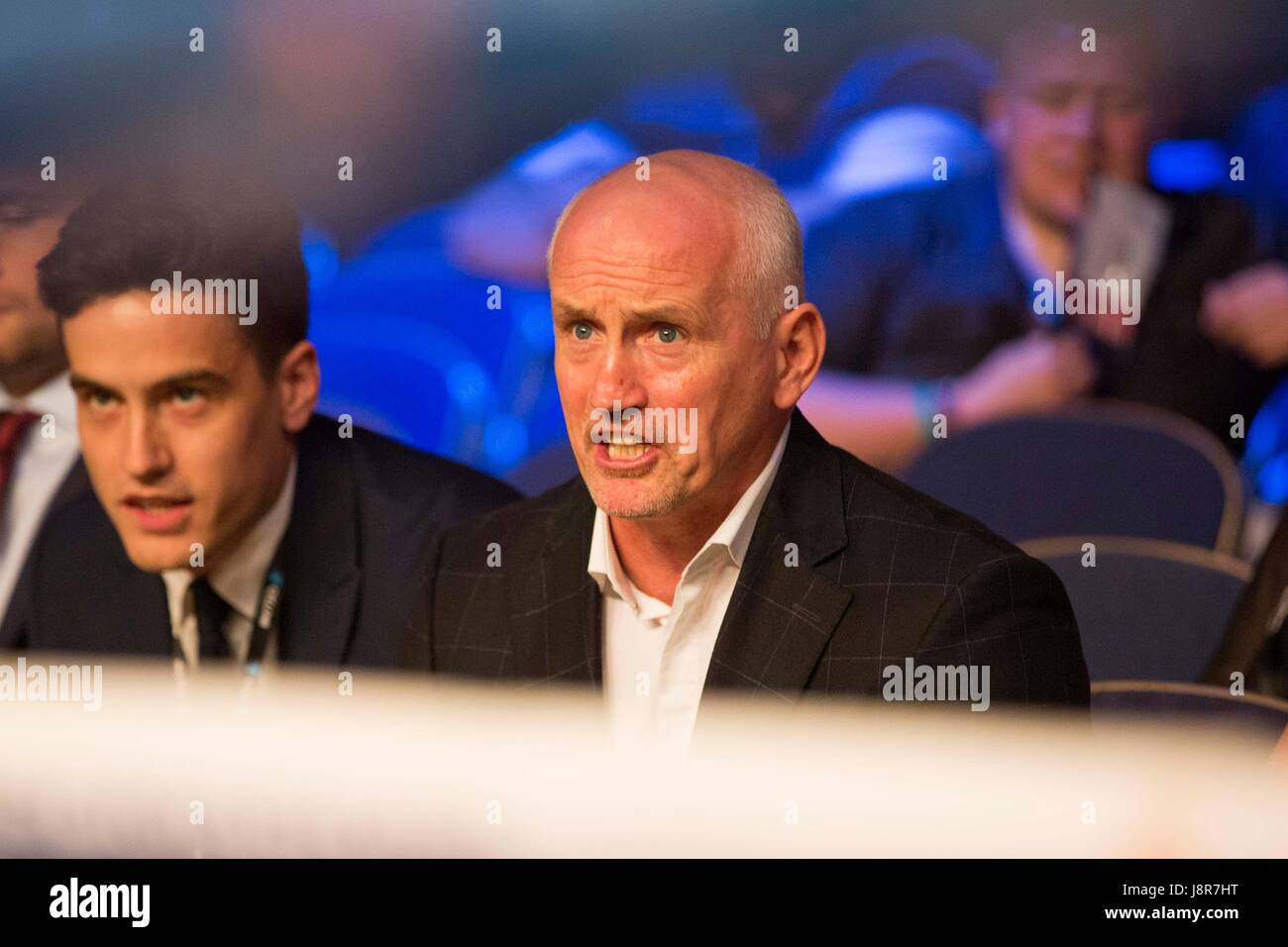 Barry McGuigan grida di incoraggiamento al suo Cyclone Promozioni boxer  Chantelle Cameron durante il suo debutto della donna concorso leggero Foto  stock - Alamy