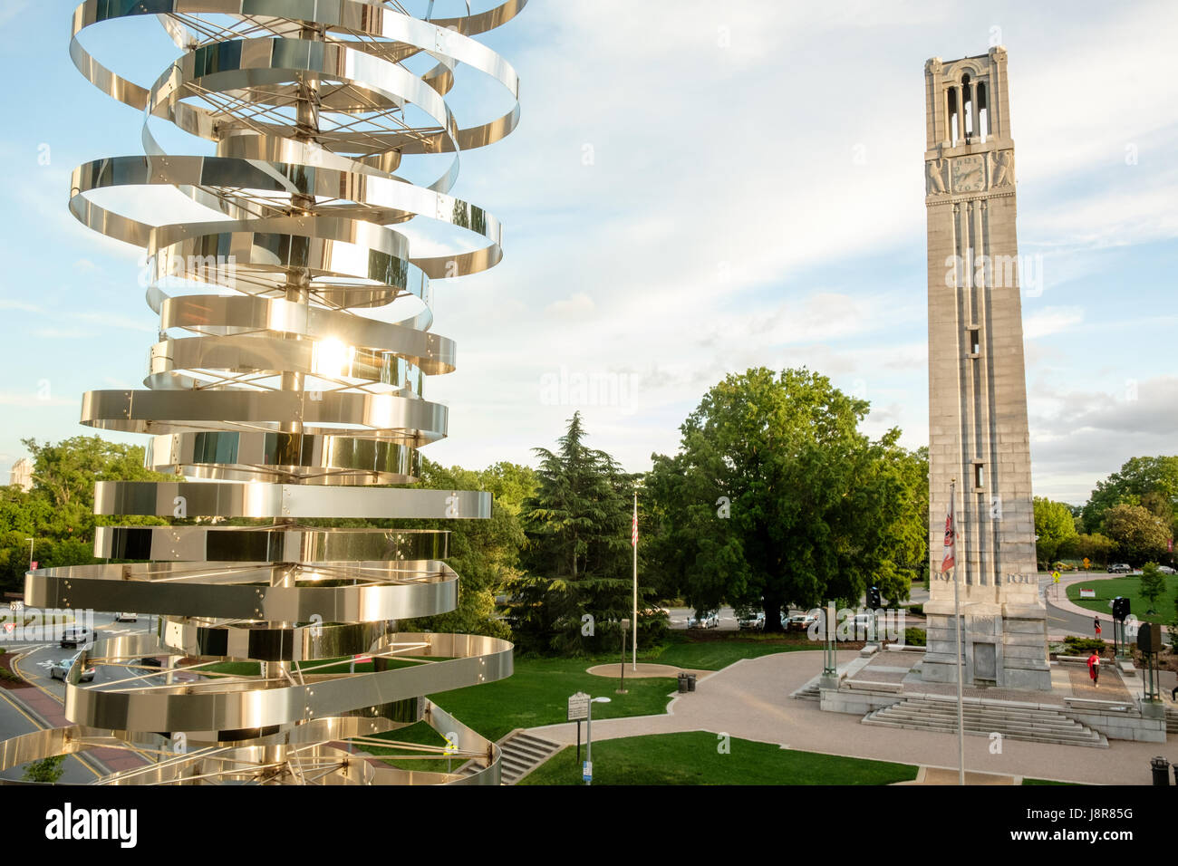 Struttura di acciaio al di fuori aloft hotel e Memorial Campanile presso la North Carolina State University di Raleigh, STATI UNITI D'AMERICA Foto Stock