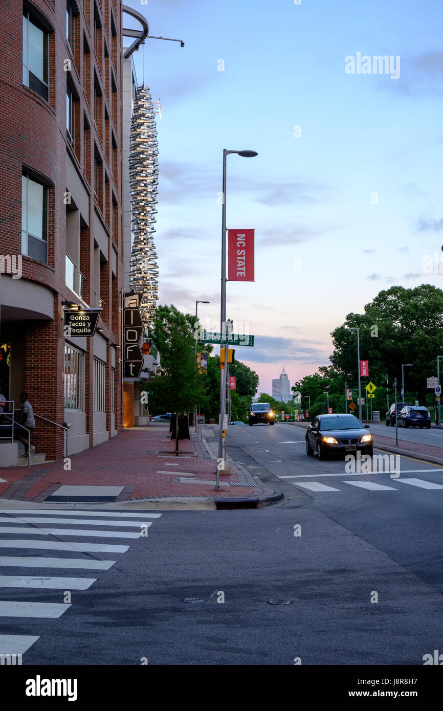 Aloft Hotel sulla strada di Hillsborough al tramonto sul campus della North Carolina State University di Raleigh, STATI UNITI D'AMERICA Foto Stock