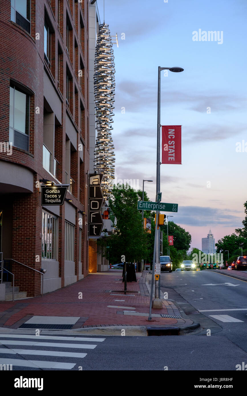 Aloft Hotel sulla strada di Hillsborough al tramonto sul campus della North Carolina State University di Raleigh, STATI UNITI D'AMERICA Foto Stock