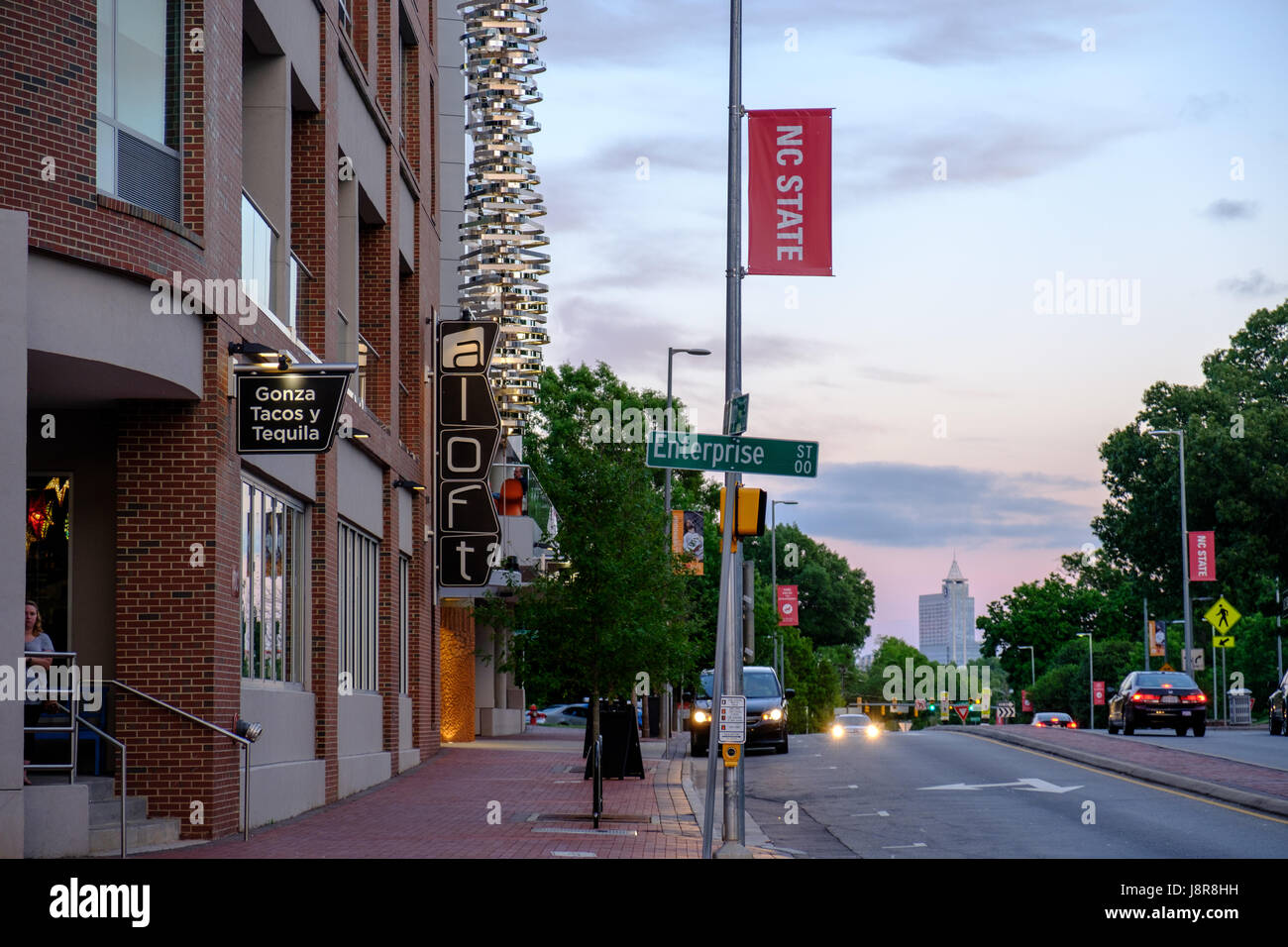 Aloft Hotel sulla strada di Hillsborough al tramonto sul campus della North Carolina State University di Raleigh, STATI UNITI D'AMERICA Foto Stock