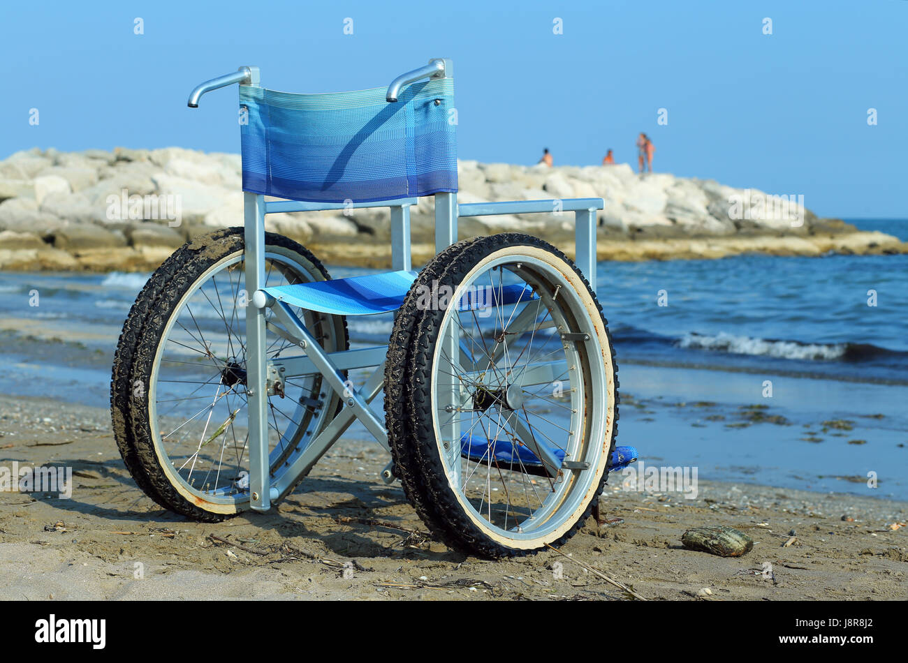 Sedia a rotelle con tubi di alluminio per entrare nel mare di sale senza problemi Foto Stock