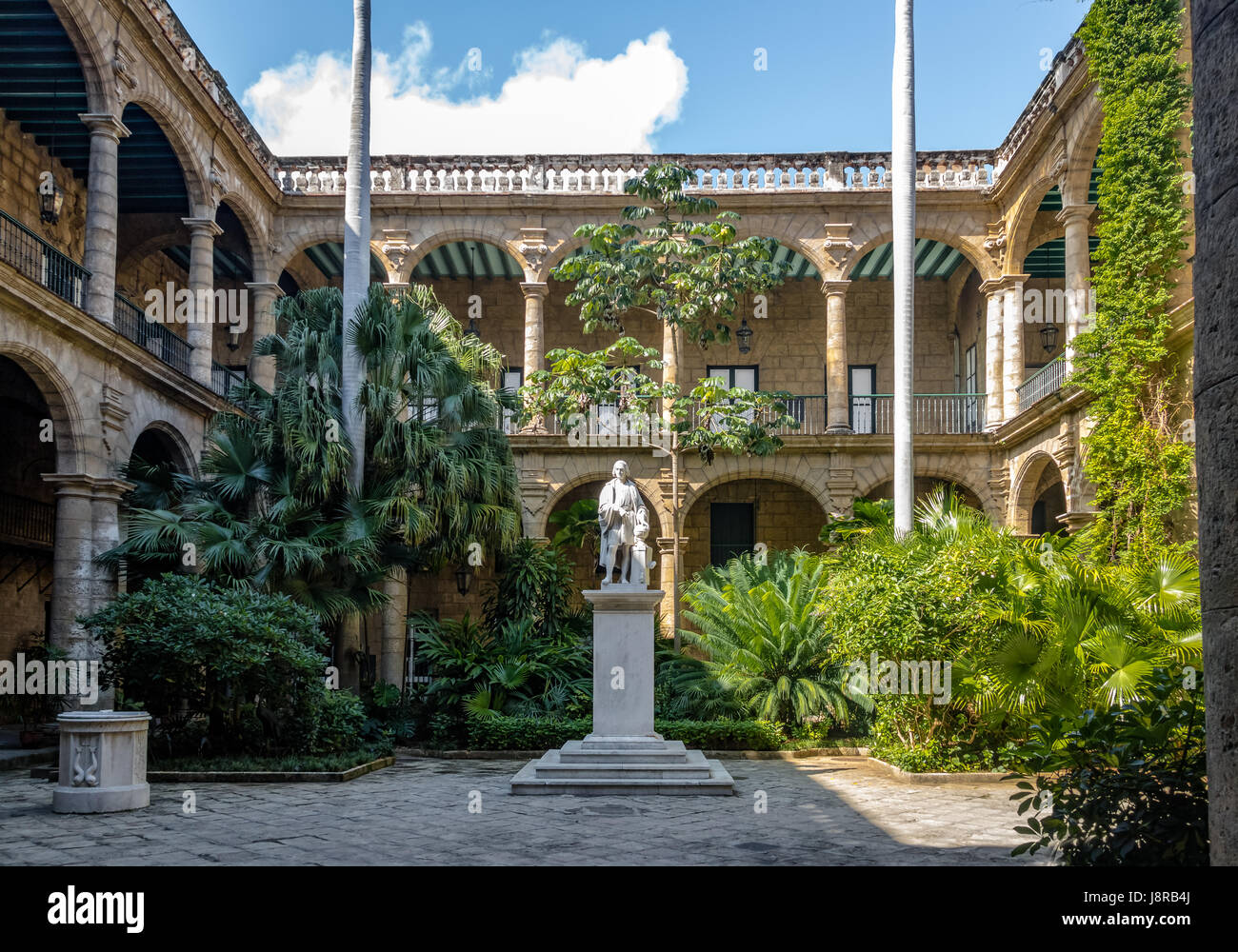 Cortile del Palacio de los Capitanes Generales (Palazzo del Governatore) e del Museo della Città sulla Plaza de Armas - Havana, Cuba Foto Stock