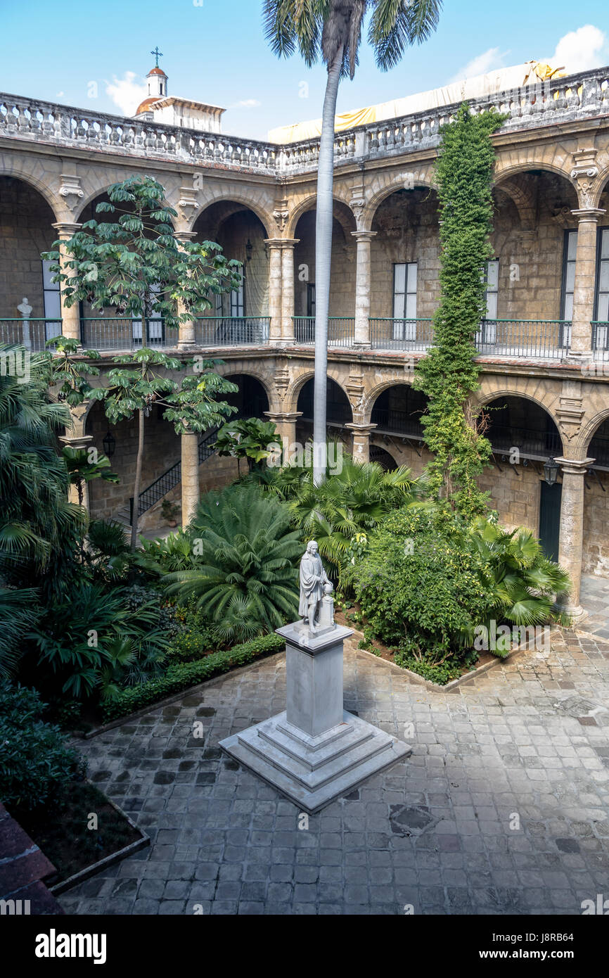 Cortile del Palacio de los Capitanes Generales (Palazzo del Governatore) e del Museo della Città sulla Plaza de Armas - Havana, Cuba Foto Stock