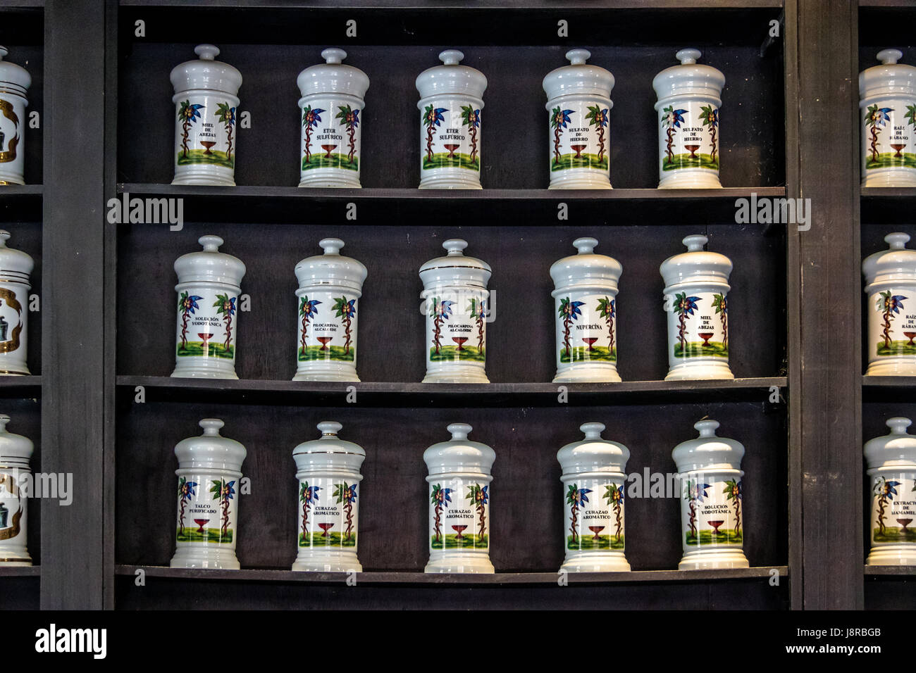 Medicina a ripiano interno della vecchia farmacia - Havana, Cuba Foto Stock