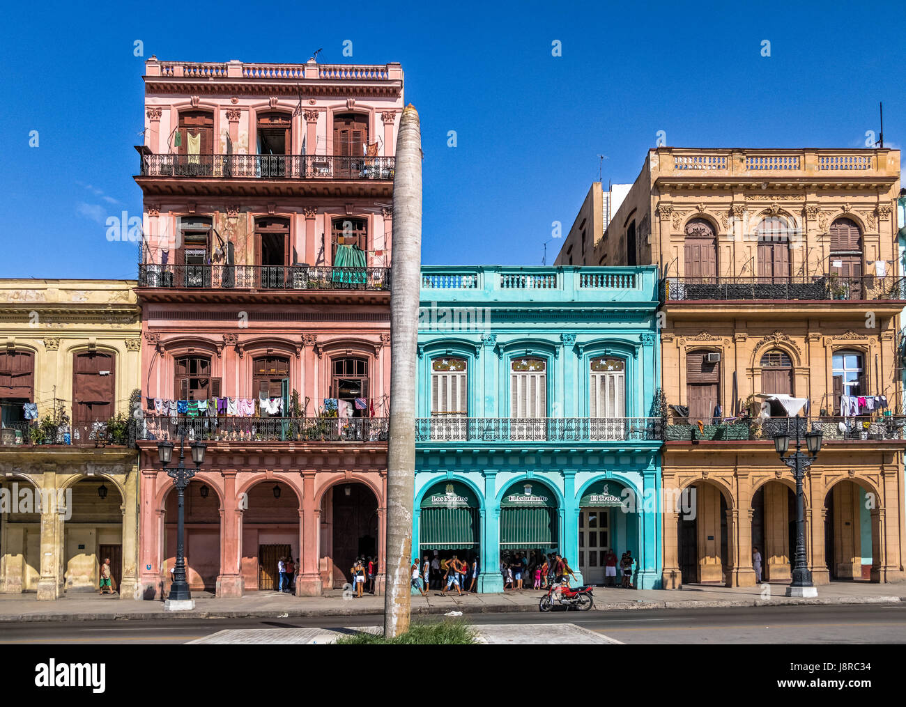 Gli edifici colorati a l'Avana vecchia strada del centro - Havana, Cuba Foto Stock