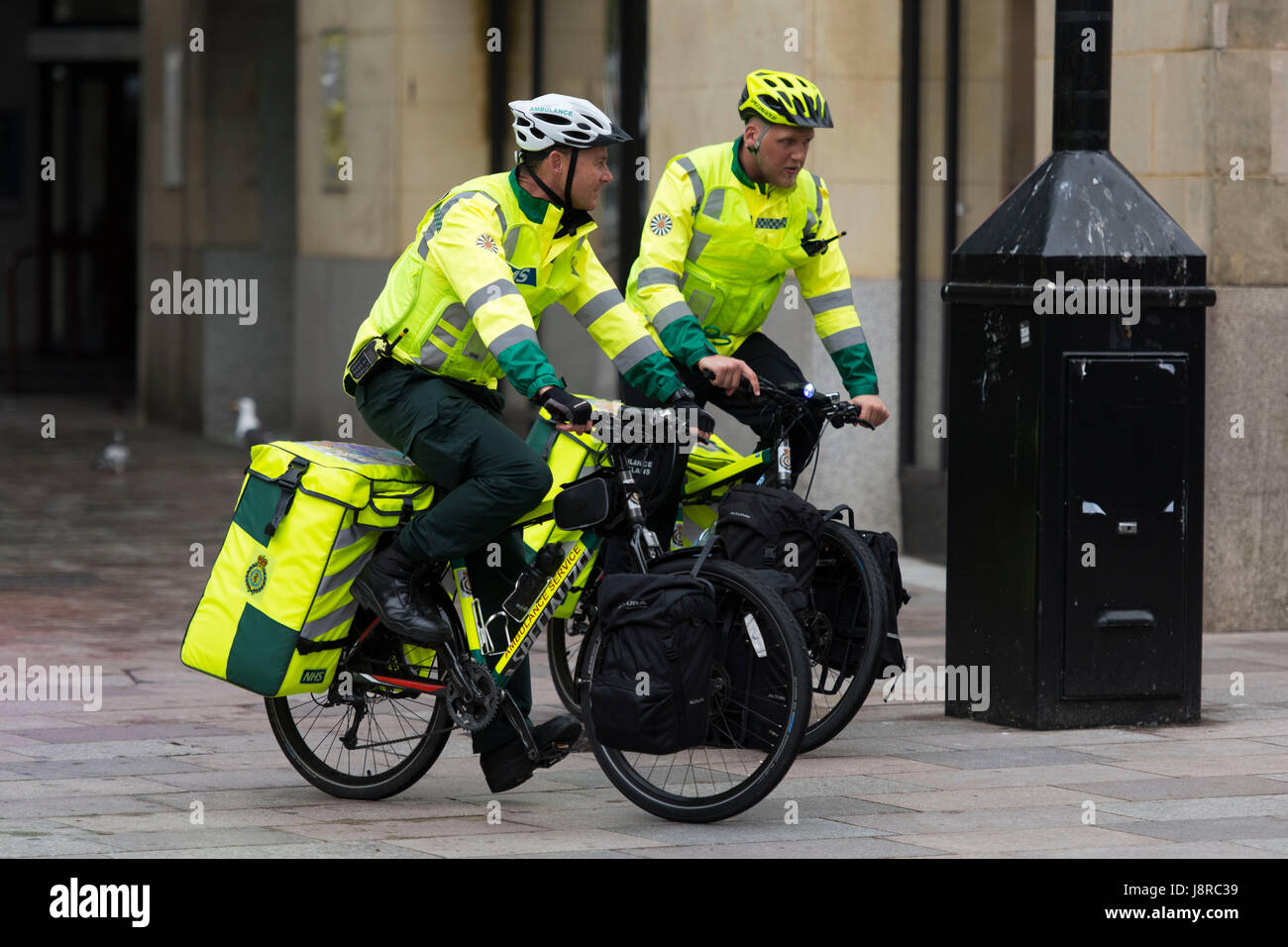 Ambulanza primi responder su biciclette a Cardiff, nel Galles, UK. Foto Stock