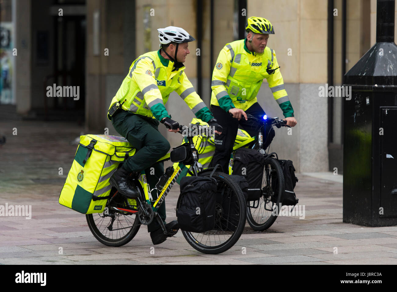 Ambulanza primi responder su biciclette a Cardiff, nel Galles, UK. Foto Stock