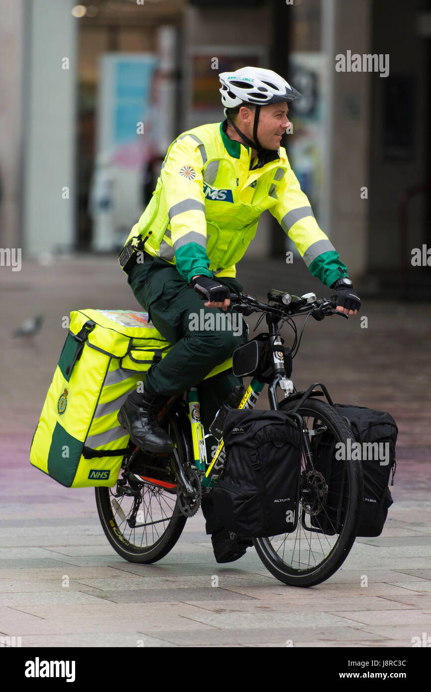 Ambulanza primi responder su biciclette a Cardiff, nel Galles, UK. Foto Stock