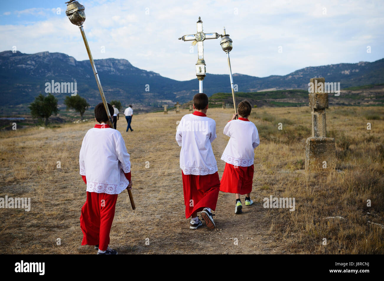 I chierichetti durante la processione della Croce Settembre. San Vicente de Sonsierra. La Rioja. Spagna, Europa Foto Stock