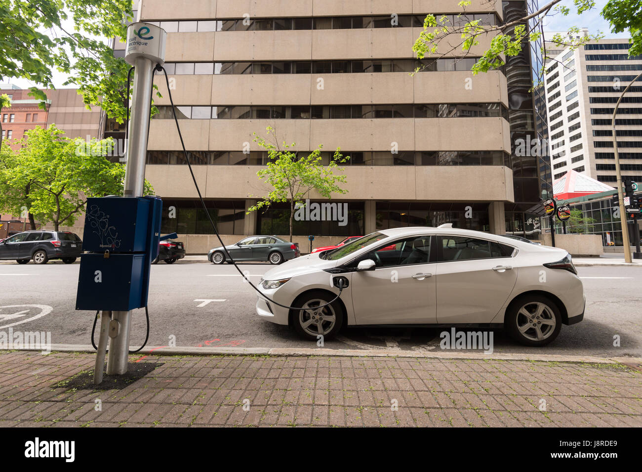 Montreal, CA - 27 Maggio 2017: Chevrolet Volt auto elettrica inserita in un VE stazione di carica nel centro cittadino di Montreal Foto Stock