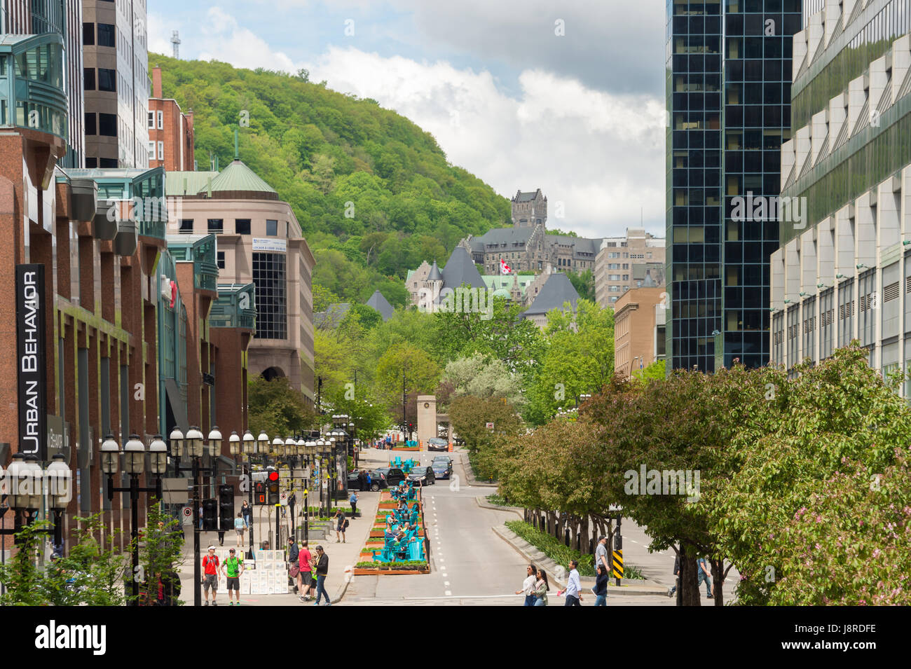 Montreal, CA - 27 Maggio 2017: Urban passerella Fleuve-Montagne progetto su McGill College Avenue con Mont Royal mount in background. Foto Stock