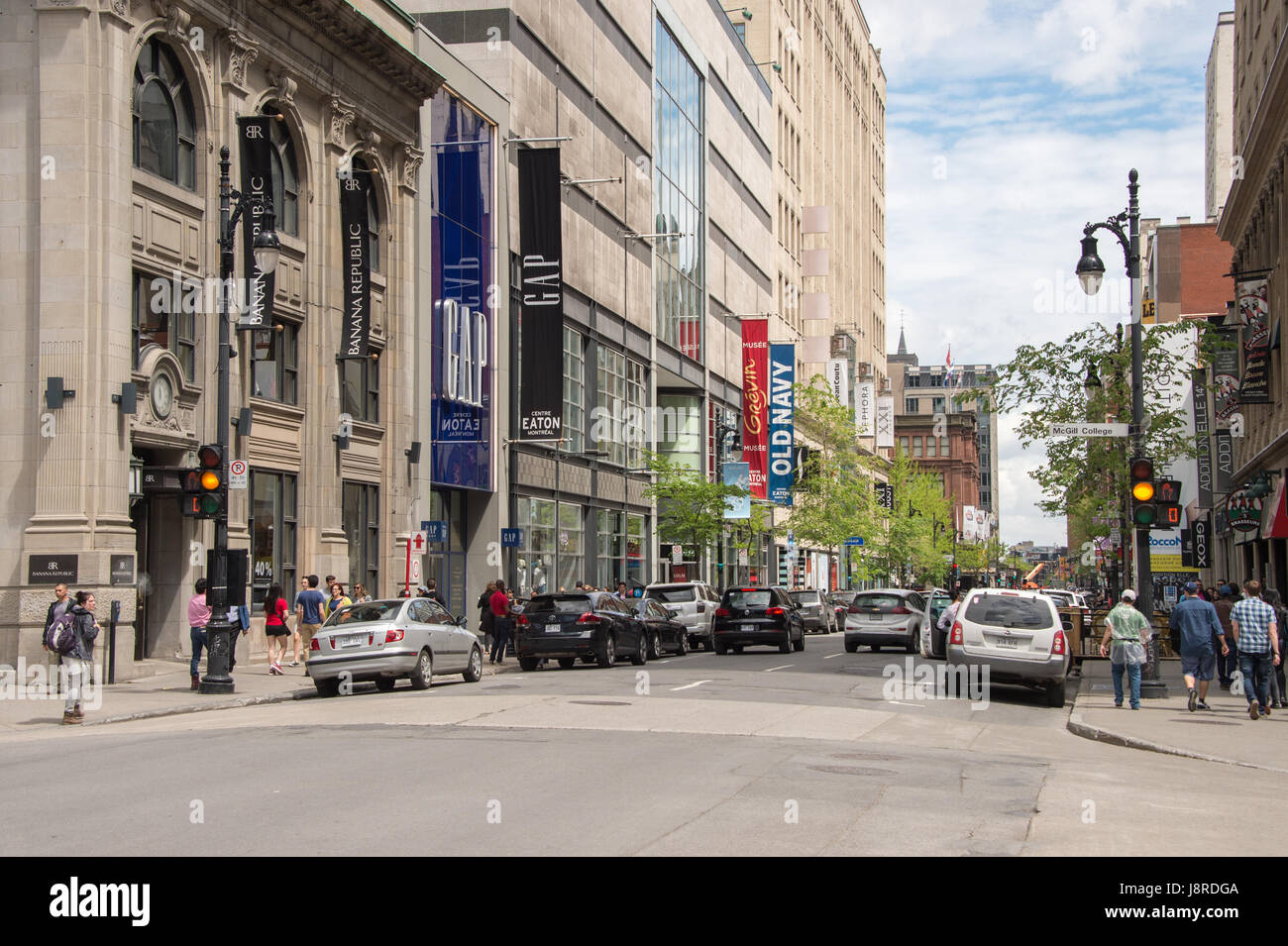 Montreal, CA - 21 Maggio 2017: Ste-Catherine Street Montreal è la principale arteria commerciale Foto Stock
