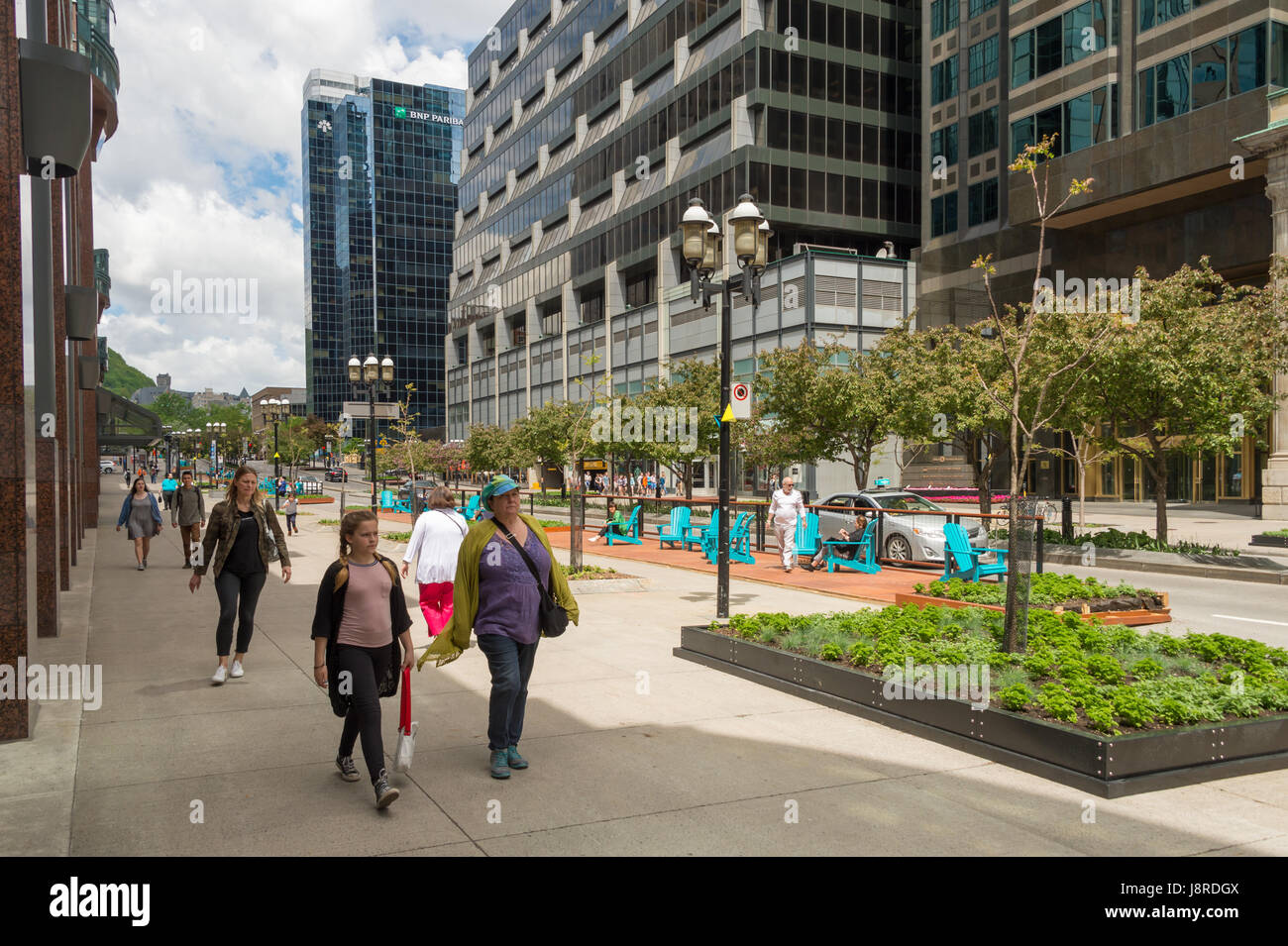 Montreal, CA - 27 Maggio 2017: Urban passerella Fleuve-Montagne progetto su McGill College Avenue con Mont Royal mount in background. Foto Stock