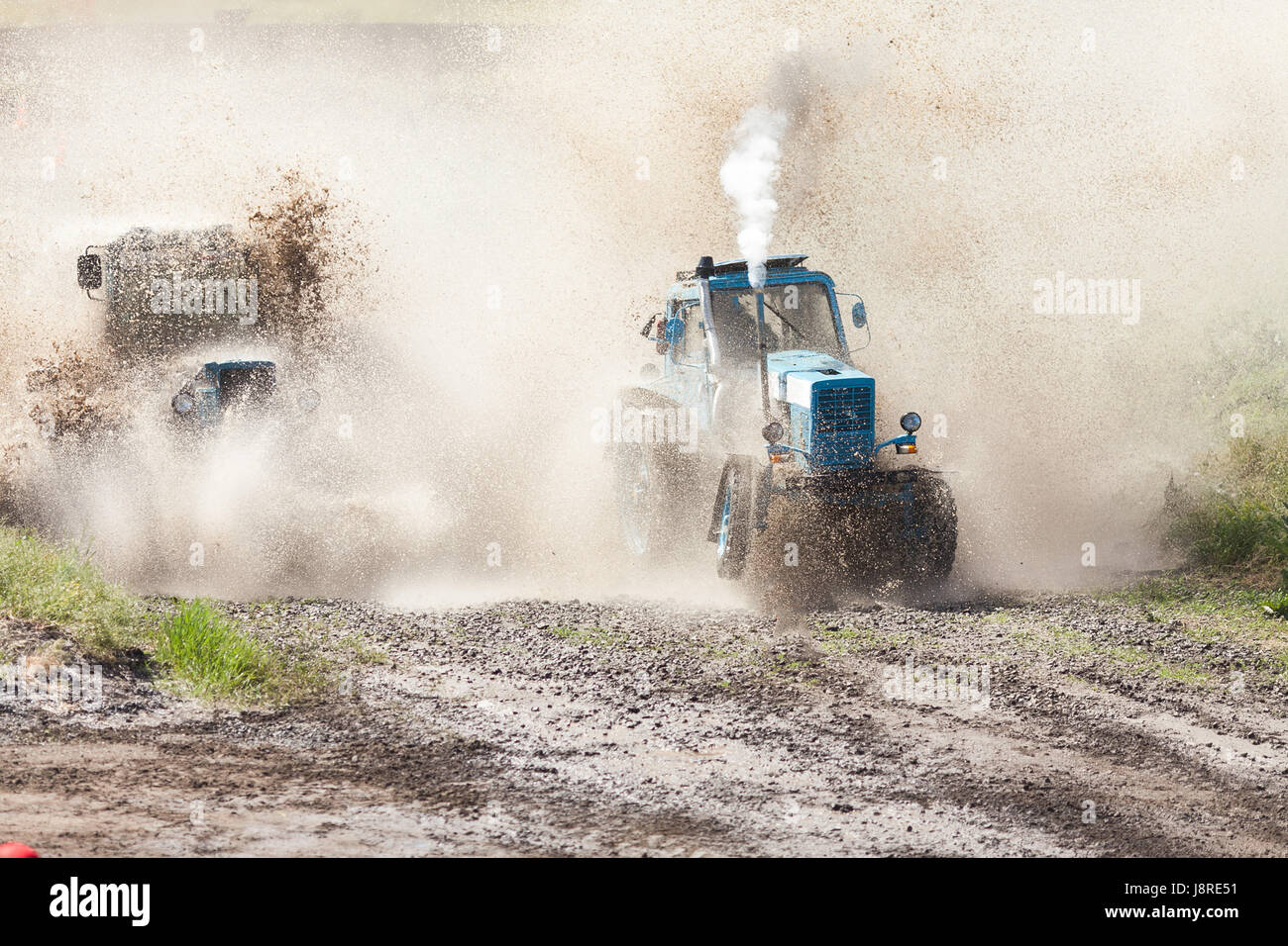 I carrelli gare su off road terreno. Gare senza regole su un cross-country del terreno. Racing sui trattori. Foto Stock