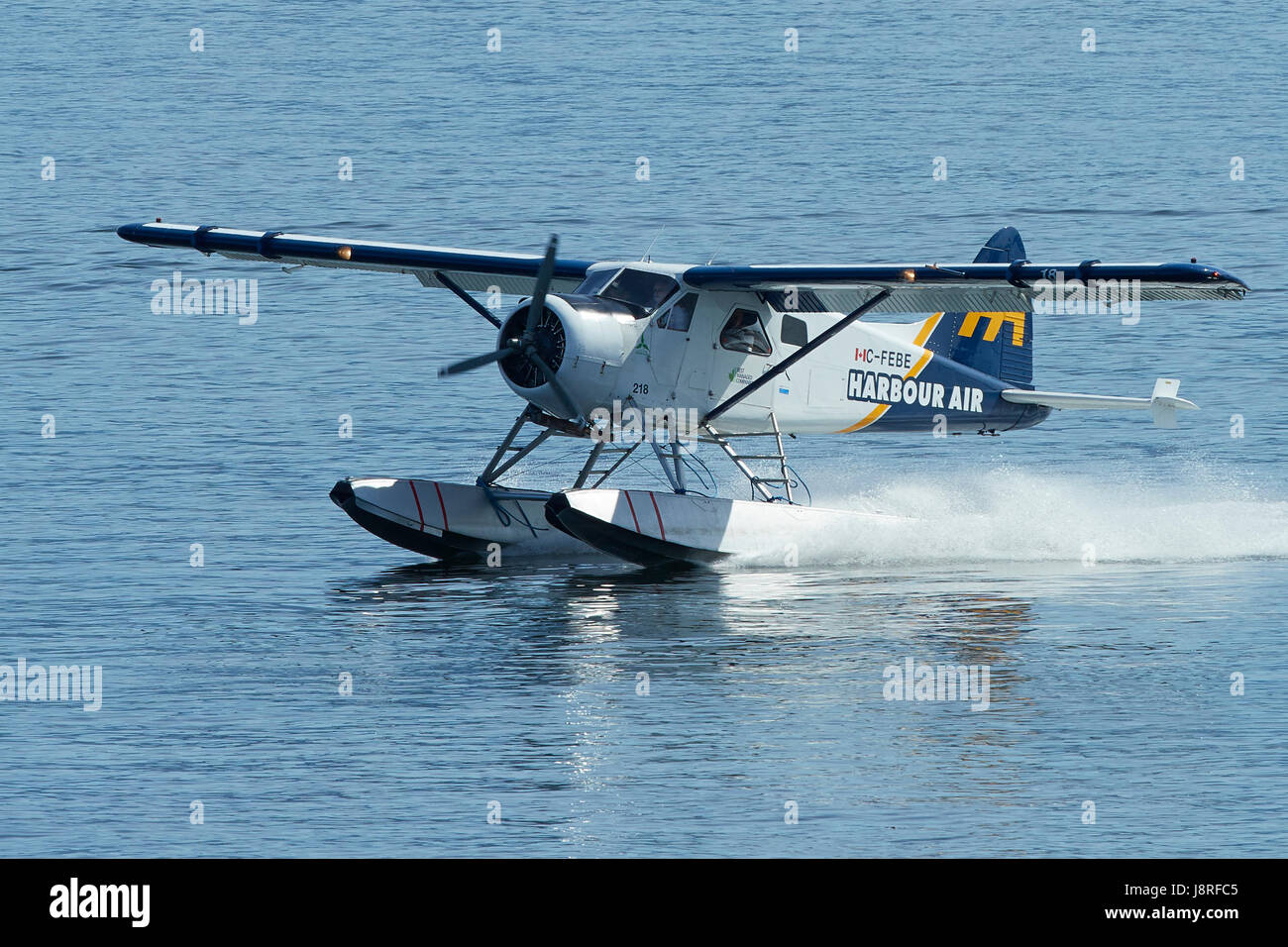 Porto aria idrovolanti de Havilland Canada DHC-2 Beaver idrovolanti, C-FEBE, avvicinando il porto di Vancouver Centro di Volo, British Columbia, Canada. Foto Stock