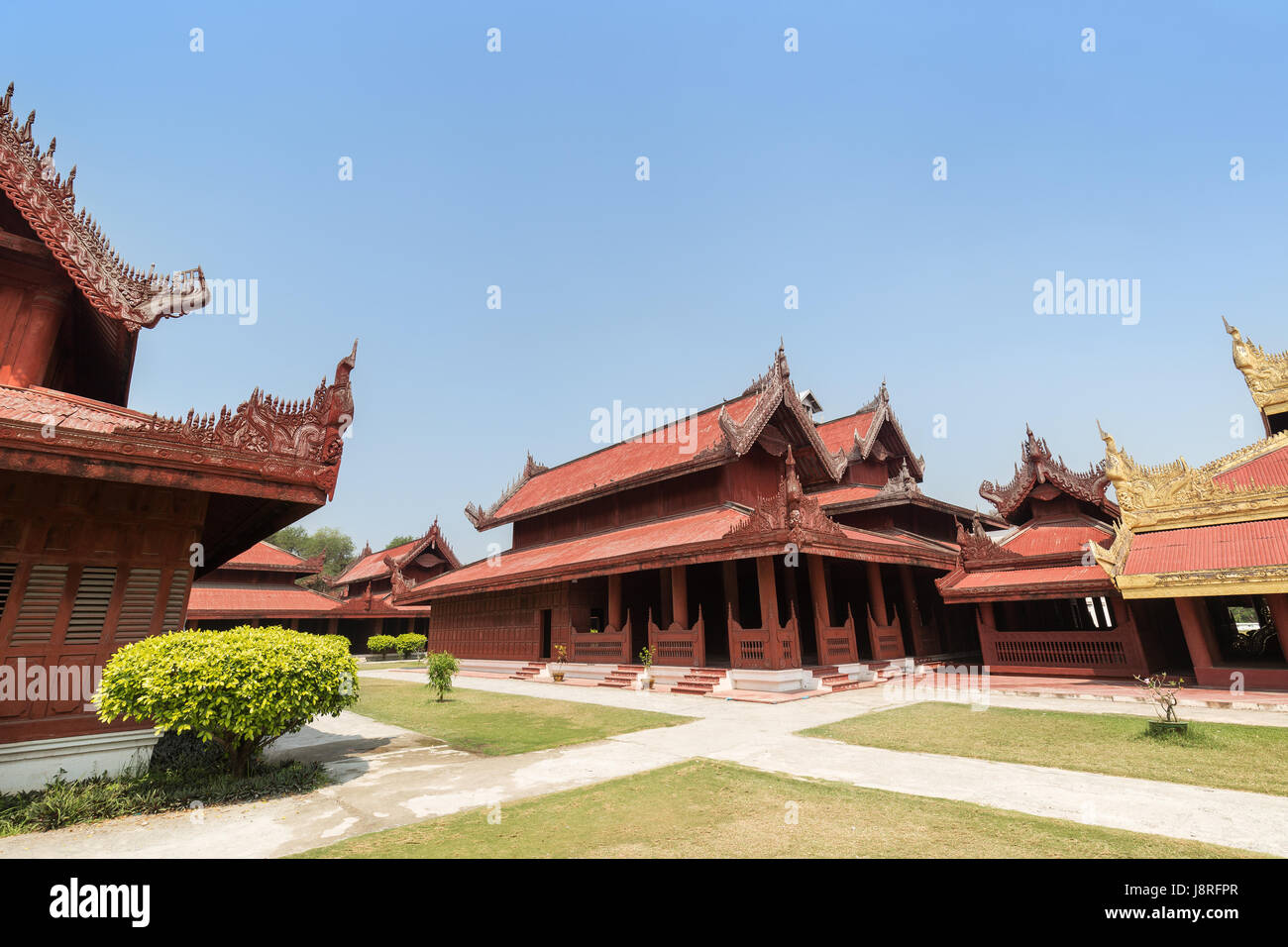 Vecchio ornato edifici presso il Royal Mandalay Palace a Mandalay, Myanmar (Birmania). Foto Stock