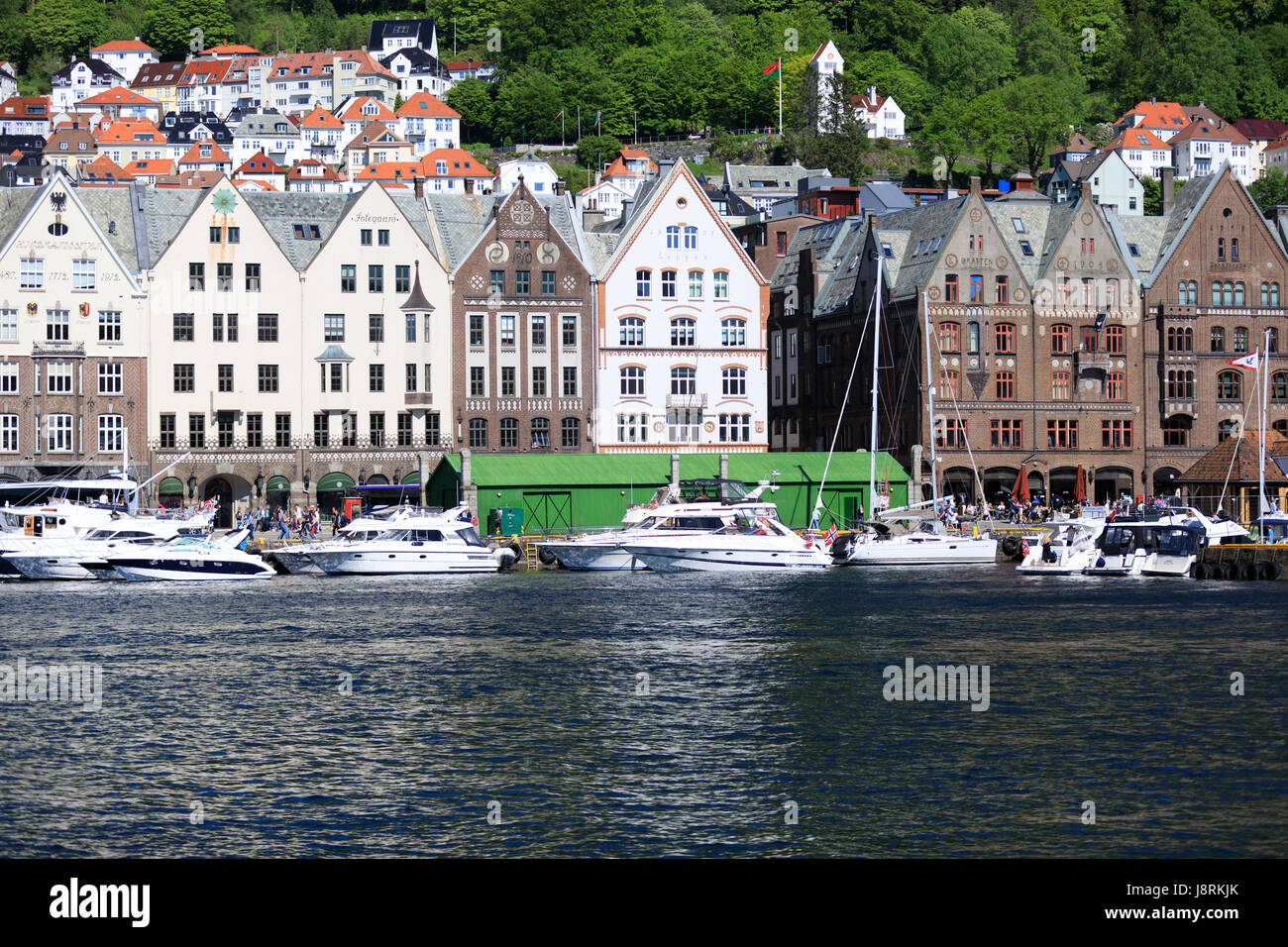 Porto di Bergen, Norvegia - 27 Maggio 2017: imbarcazioni private su una fila lungo il molo e crusskip una giornata di sole in maggio. Foto Stock