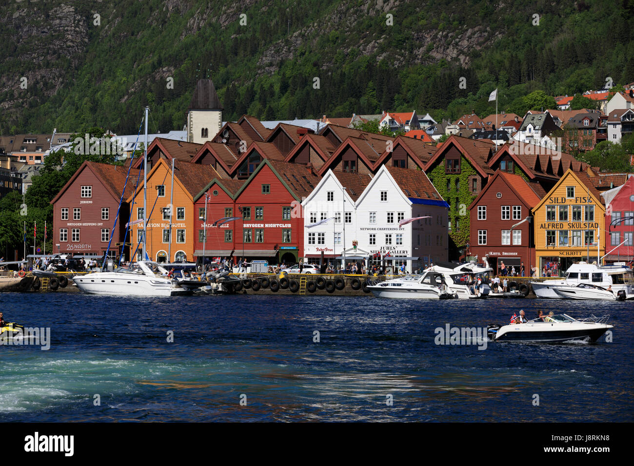Porto di Bergen, Norvegia - 27 Maggio 2017: imbarcazioni private su una fila lungo il molo e crusskip una giornata di sole in maggio. Foto Stock