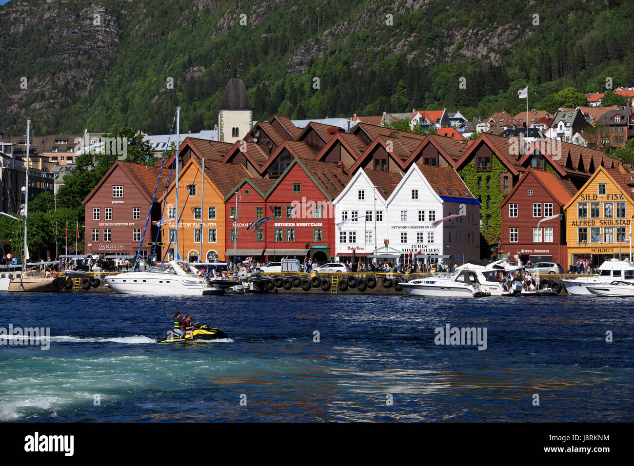 Porto di Bergen, Norvegia - 27 Maggio 2017: imbarcazioni private su una fila lungo il molo e crusskip una giornata di sole in maggio. Foto Stock Porto di Bergen, Norvegia - 27 Maggio 2017: imbarcazioni private su una fila lungo il molo e crusskip una giornata di sole in maggio. Foto Stock