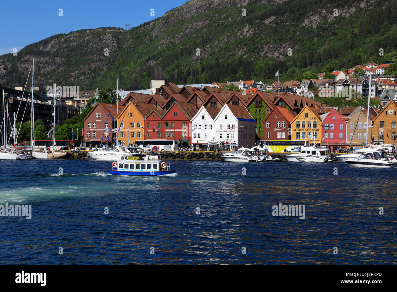 Porto di Bergen, Norvegia - 27 Maggio 2017: imbarcazioni private su una fila lungo il molo e crusskip una giornata di sole in maggio. Foto Stock Porto di Bergen, Norvegia - 27 Maggio 2017: imbarcazioni private su una fila lungo il molo e crusskip una giornata di sole in maggio. Foto Stock