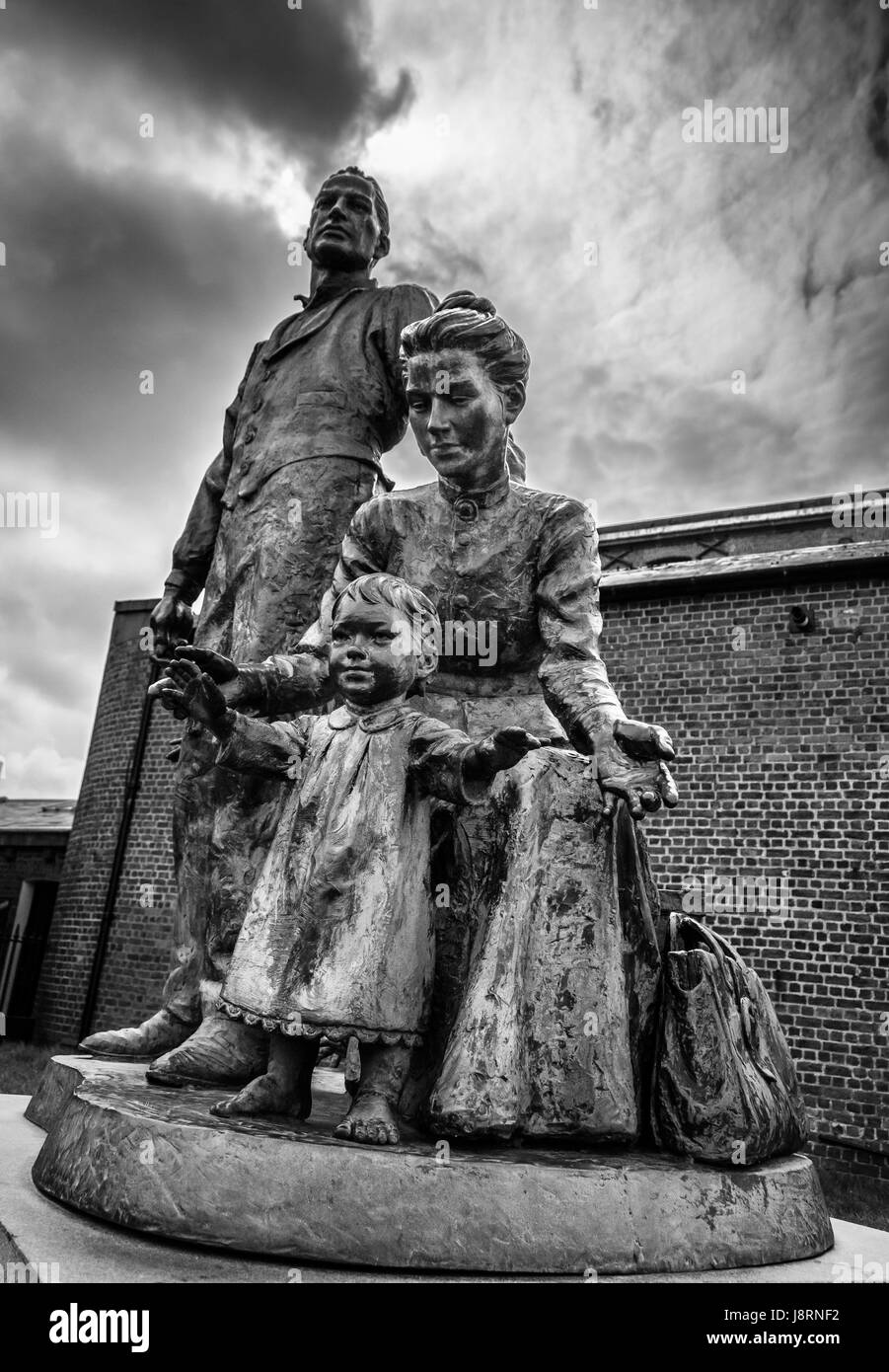 Una statua di una famiglia dai tempi passati Foto Stock