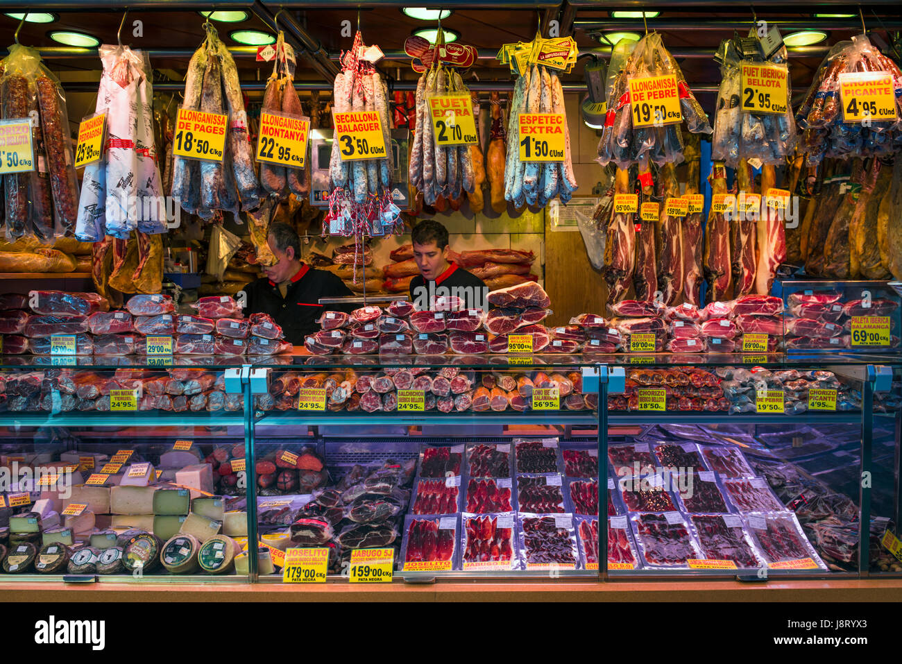 Barcellona, Spagna - 18 settembre 2013 - Uno dei tanti la carne e i formaggi contatori offrono una varietà di prodotti al famoso mercato La Boqueria di Barcellona. Foto Stock