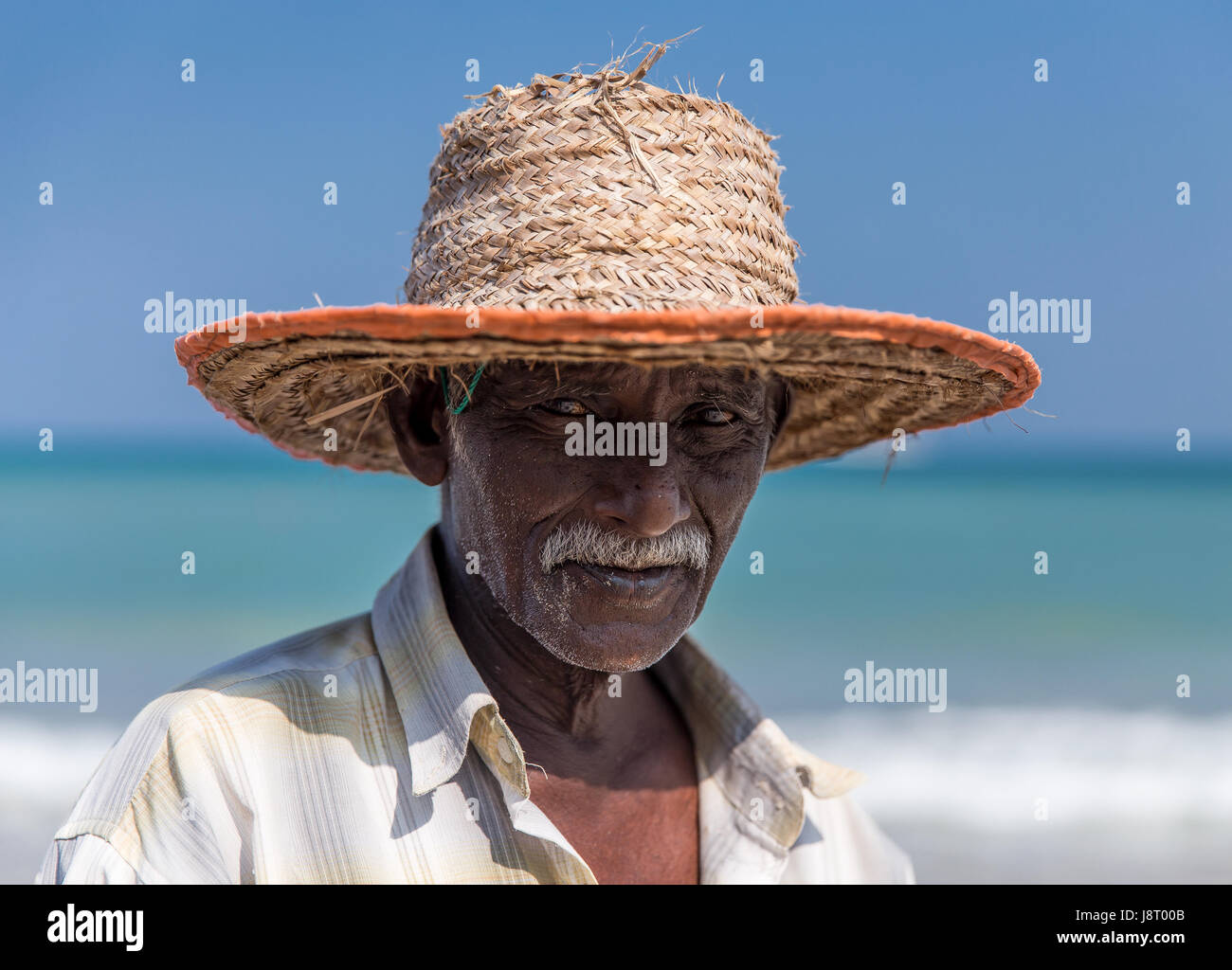 Pescatore che indossa un cappello di paglia immagini e fotografie stock ad  alta risoluzione - Alamy