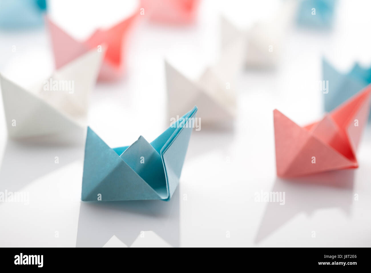 Il concetto di Leadership utilizzando carta nave Foto Stock