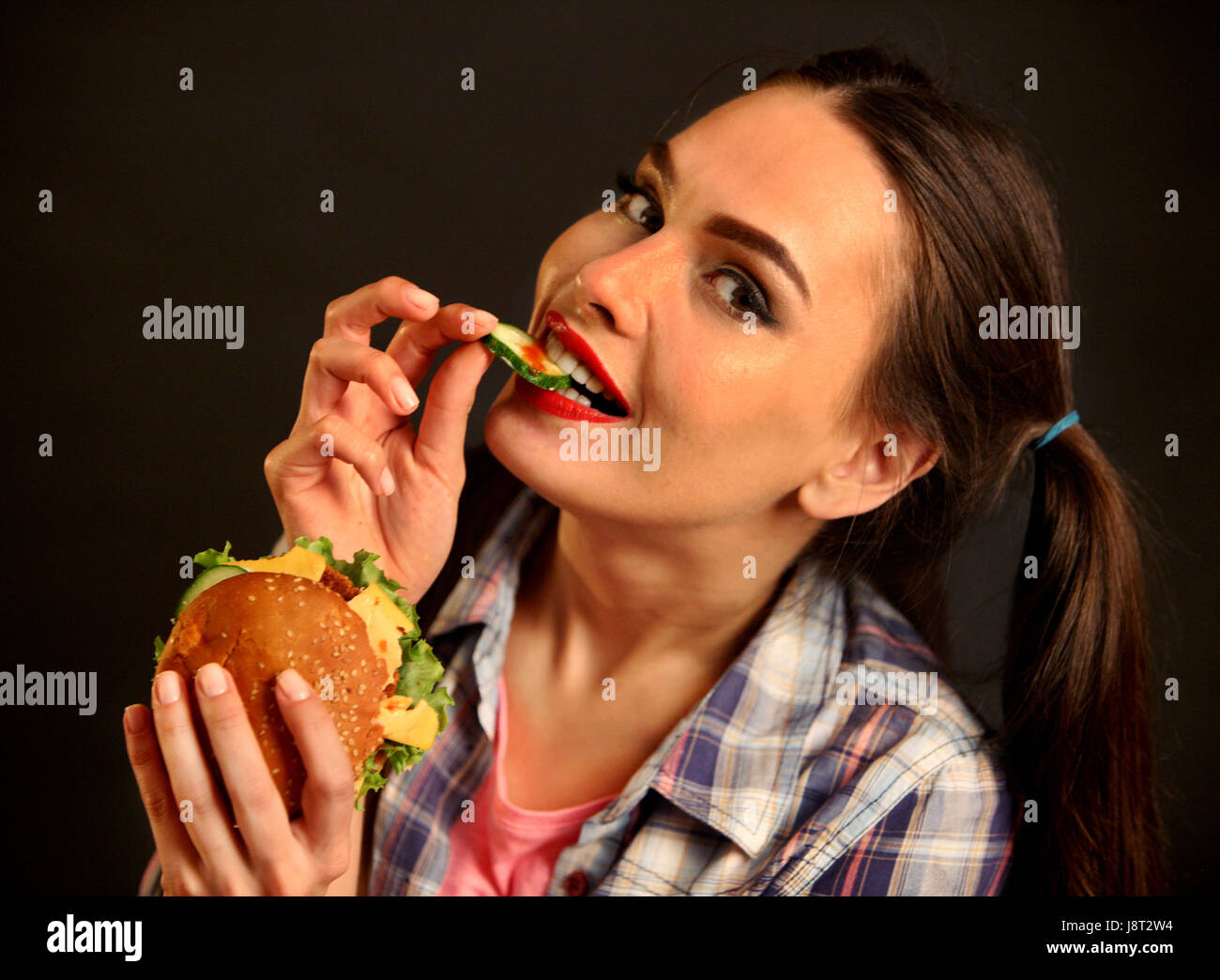 Donna di mangiare hamburger. La ragazza vuole mangiare hamburger. Foto Stock