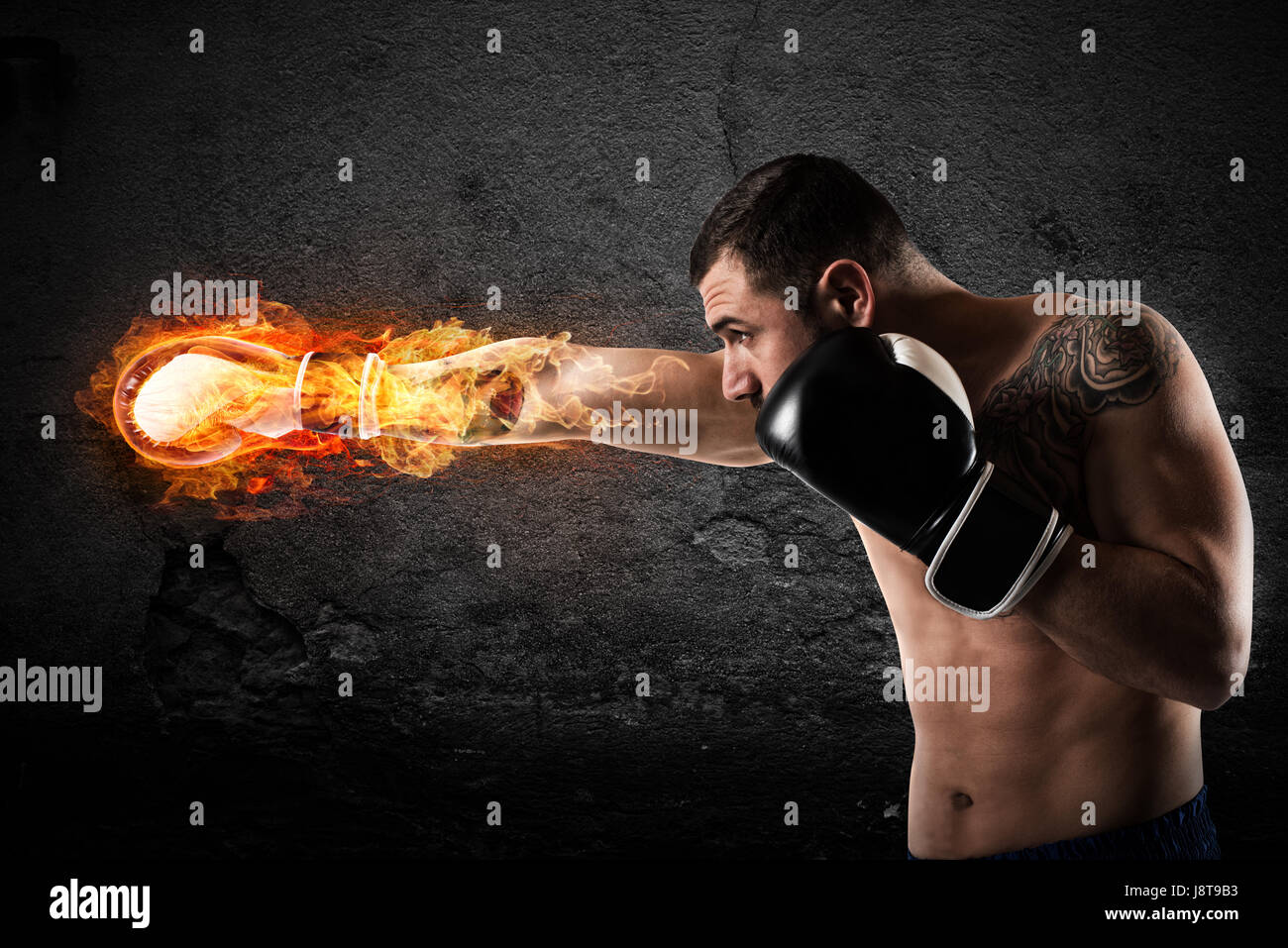 Fiducioso boxer con fiery guantoni da pugilato Foto Stock