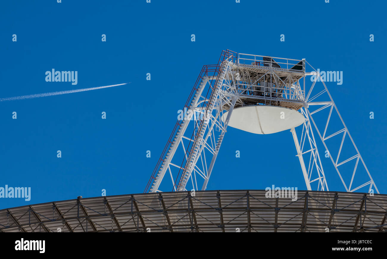Aereo di linea vola sopra smantellata radio telescope a Canberra Deep Space Communication Complex Foto Stock