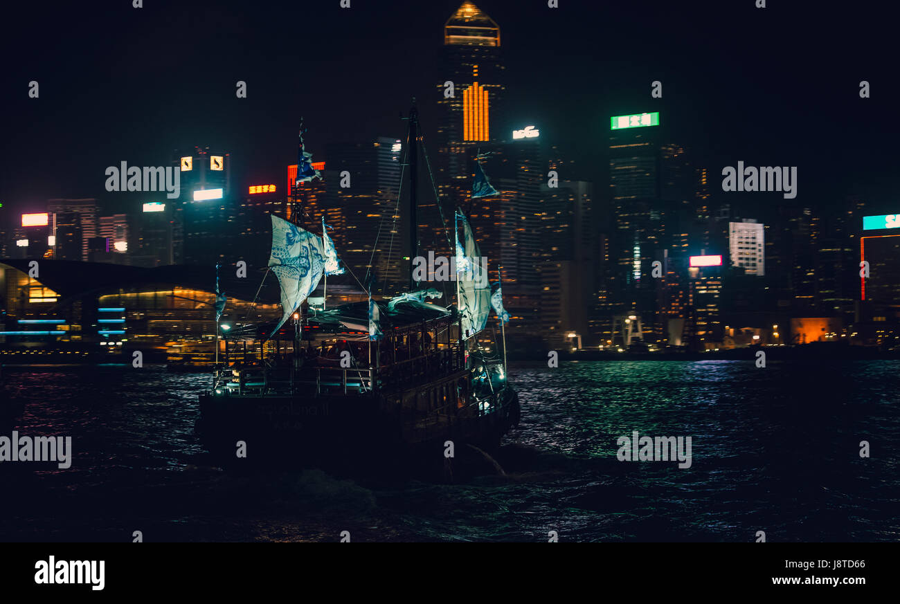 29 maggio 2017 - Victoria Harbour, Hong Kong : famoso giro junk nave 'Aqualuna II' attraversando il Victoria Harbour di notte. Foto Stock