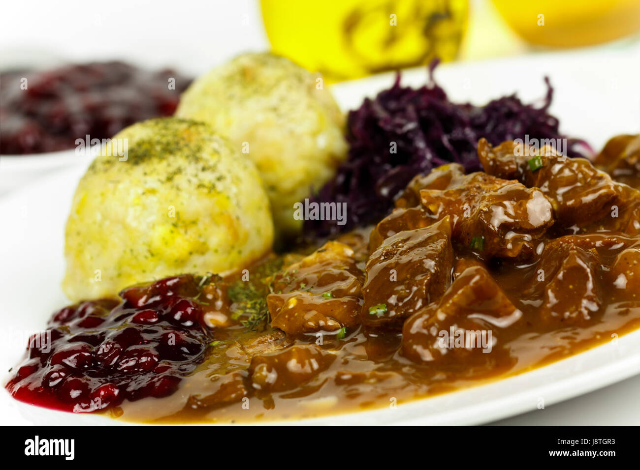 Il cervo - ragù con gnocchi,crema,cavolo rosso,mirtilli rossi Foto Stock