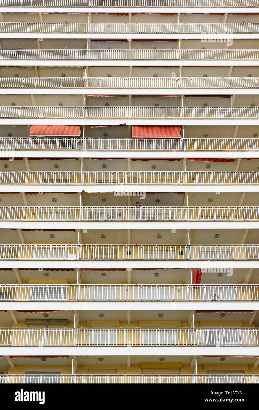 Moderno ed alto edificio di appartamenti di vacanza dettaglio sulla Costa del Azahar, Peñiscola, Spagna Foto Stock