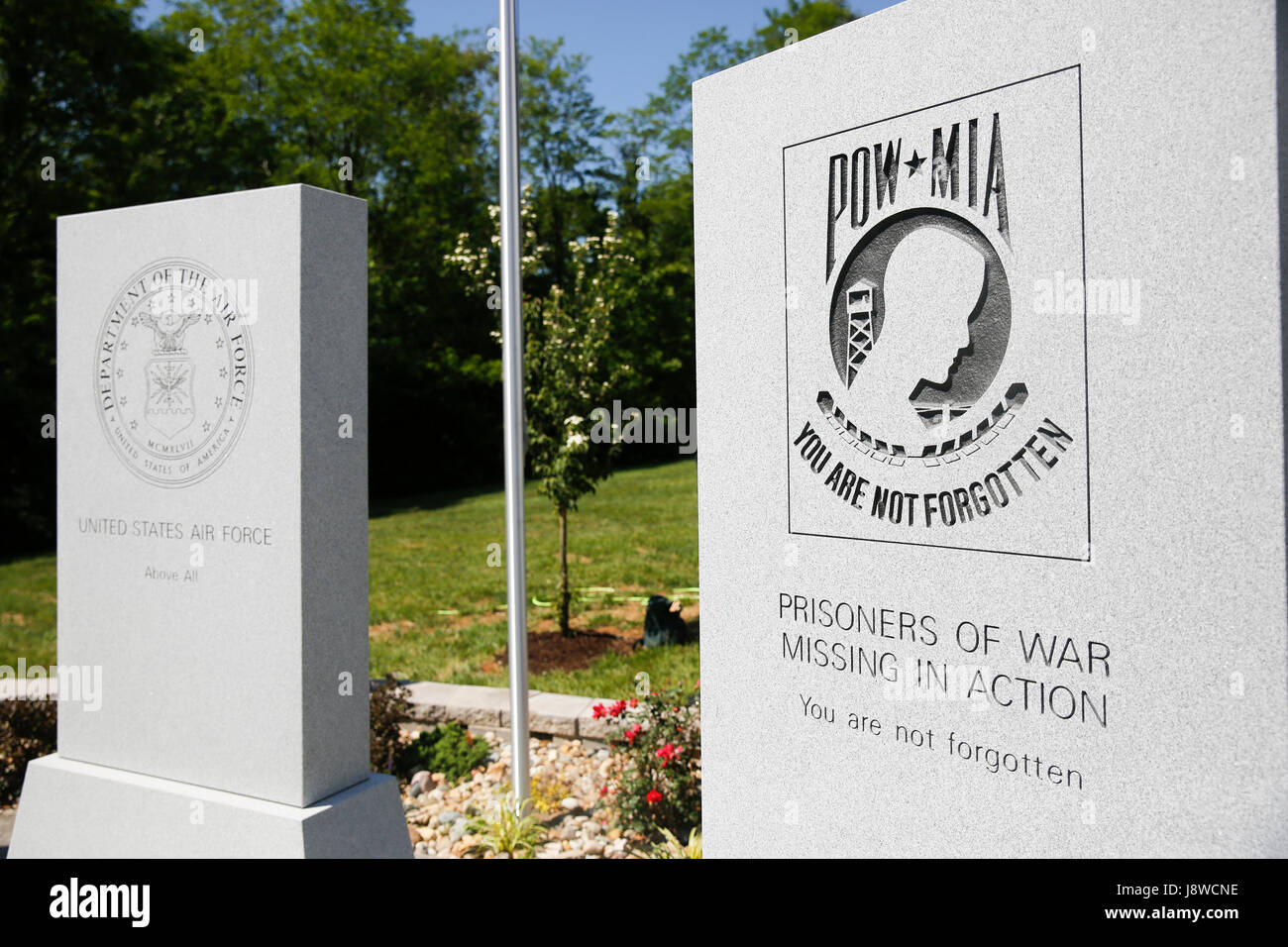 Il Memorial Day cerimonie presso il recentemente costruito memoriale di guerra al Valhalla Giardini della Memoria, lunedì, 29 maggio 2017 a Bloomington, ind. (Foto di Jeremy Hogan) Foto Stock