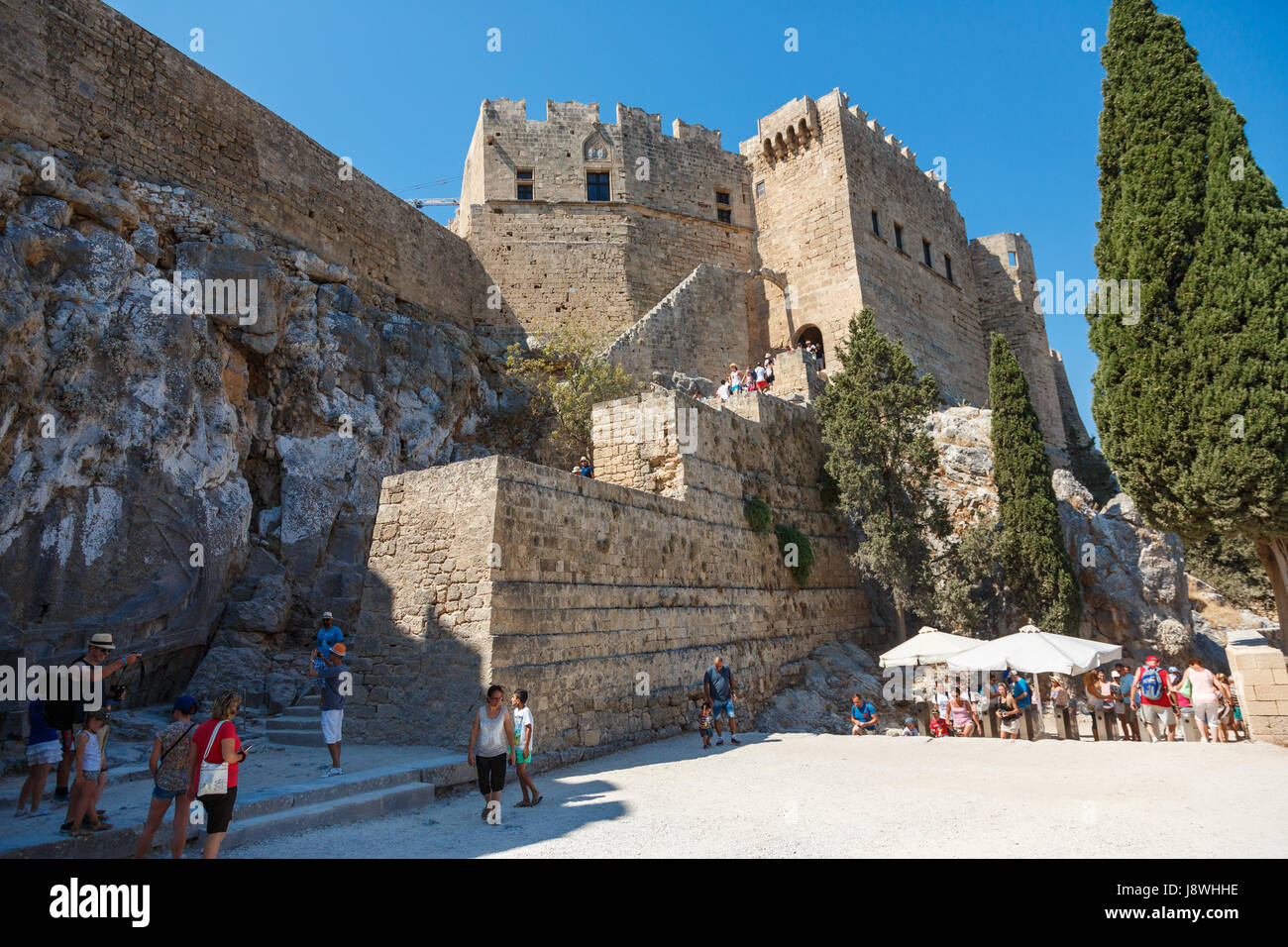 LINDOS, l' isola di Rodi, Grecia - 3 Settembre 2015: Visitatori no alimentato il vecchio castello di Lindos, Rodi, Grecia Foto Stock