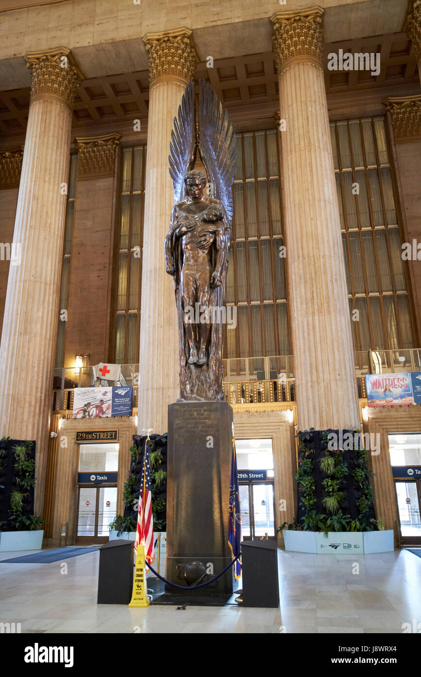 Angelo della risurrezione scultura in principale sala di attesa all'interno di setti 30th street stazione ferroviaria Philadelphia STATI UNITI D'AMERICA Foto Stock