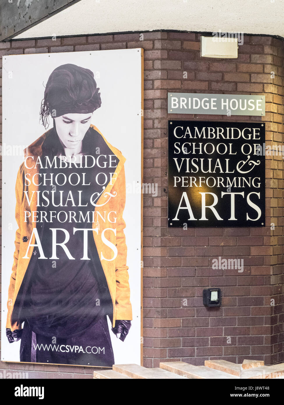 Indicazioni all'ingresso della Cambridge School di Visual e Performing Arts nel centro di Cambridge, Regno Unito Foto Stock