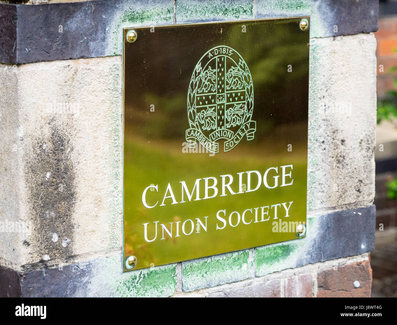 Segno di ottone al di fuori del Cambridge Union Society edificio in Bridge Street Cambridge, UK. L'Unione, a discutere e a liberare il discorso della società, fondata 1815 Foto Stock