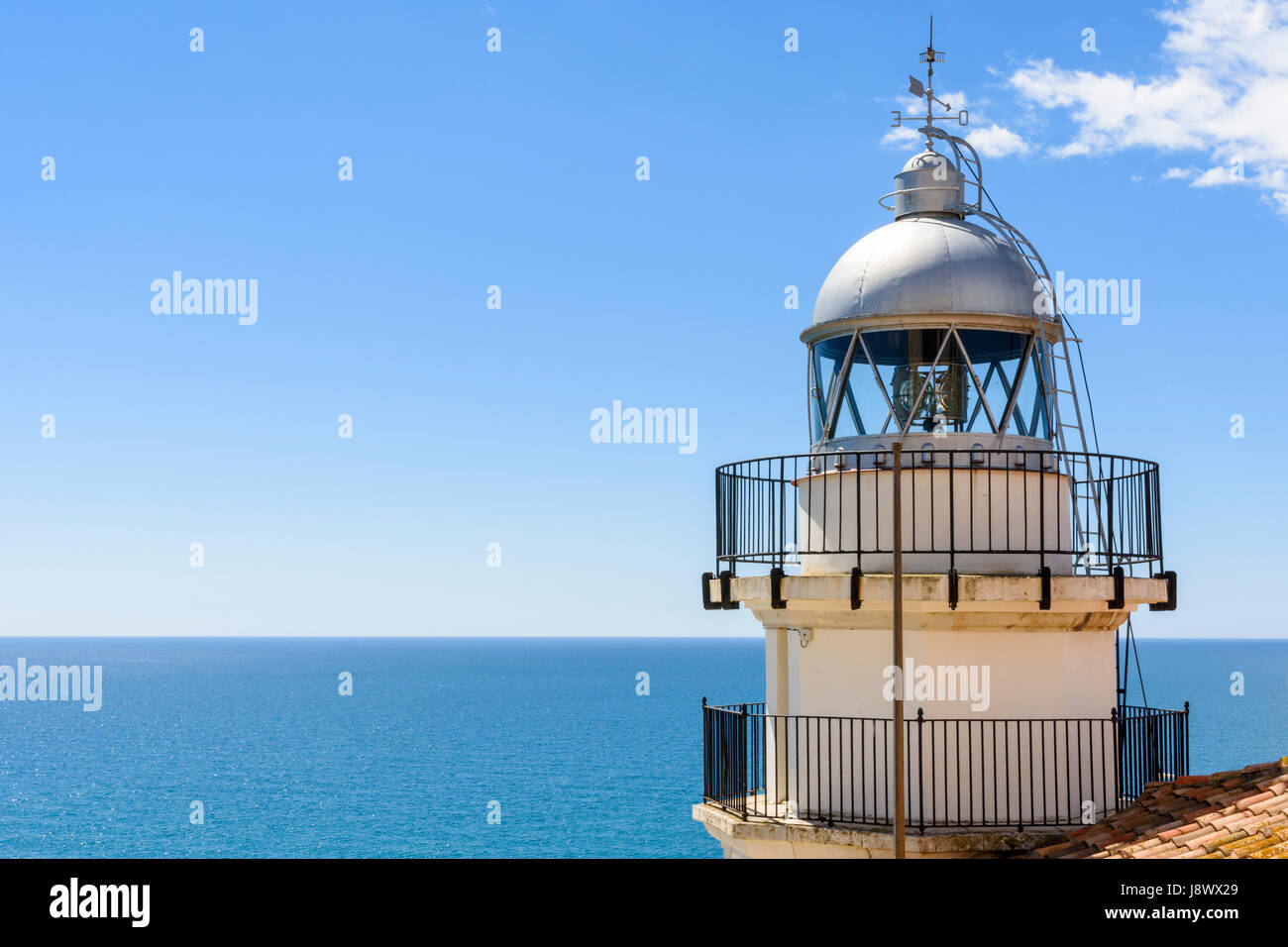 Dettaglio del faro a Peniscola guardando oltre il mare delle Baleari nella città vecchia penisola di Peniscola, Spagna Foto Stock